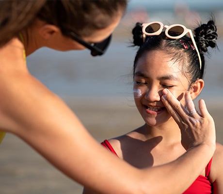 Cómo prevenir y cuidar una quemadura de sol en la piel de los niños